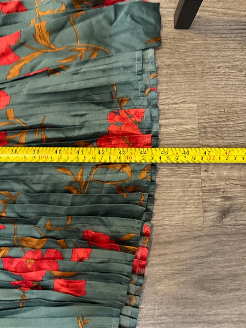 PrettyLittleThing Emerald Green Midi Dress Red Floral Print and pleated skirt - Picture 8 of 8